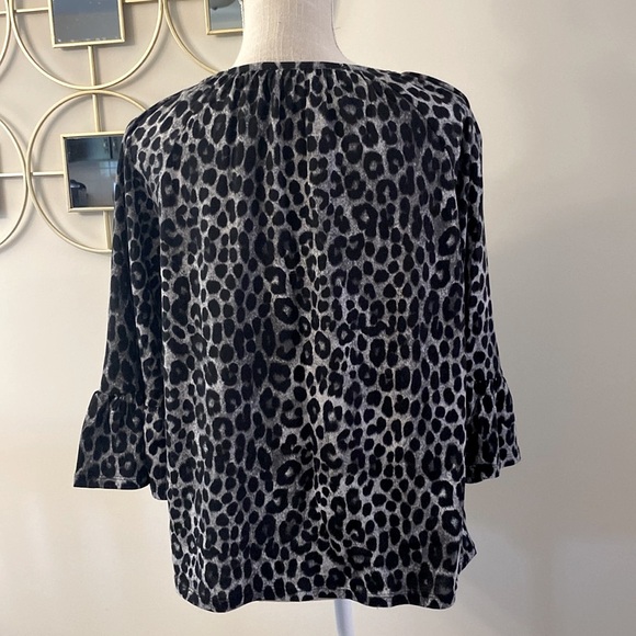 Michael Kors woman’s black white snow leopard scoop neck logo ruffle sleeve M - Picture 3 of 12
